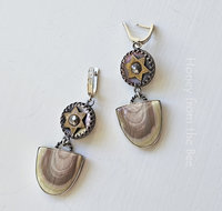 Artisan earrings in mauve and cream