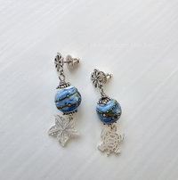 Beach earrings in blue and white