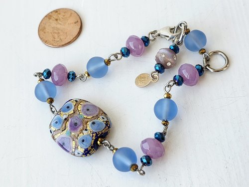 Flower bracelet in pink and blue