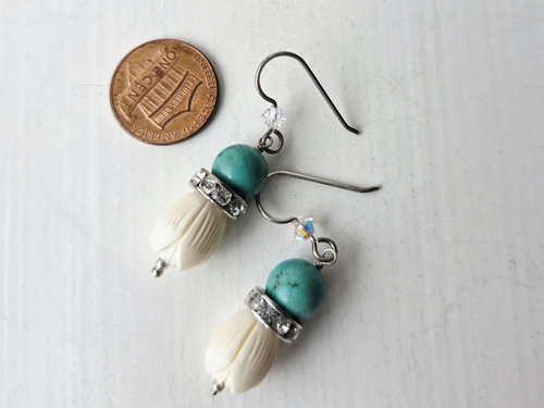 Flower earrings in cream and turquoise