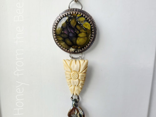 Antique buckle pendant in flower theme