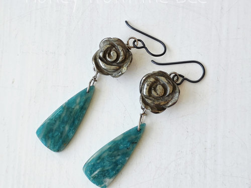 Rose earrings with gemstone dangle