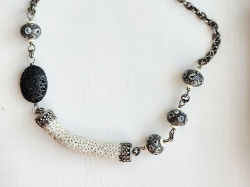 Statement necklace in black and whtie