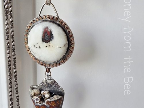 Statement necklace in red and white