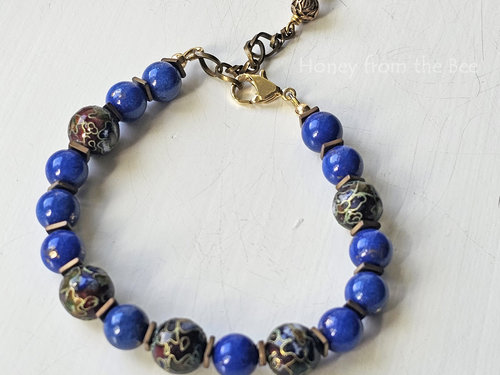 Bead bracelet in blue and burgundy