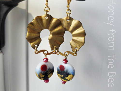 Gold ribbon earrings with red, white and black lampwork