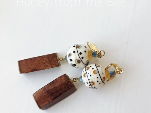 Casual earrings in white and blue and brown