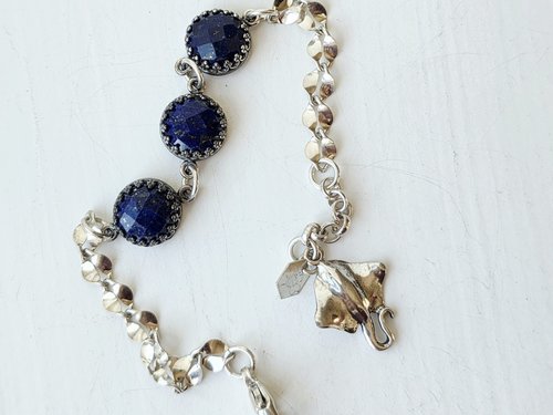 Sterling silver chain bracelet with faceted lapis lazuli