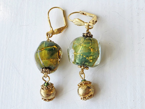 Spring earrings in green and gold