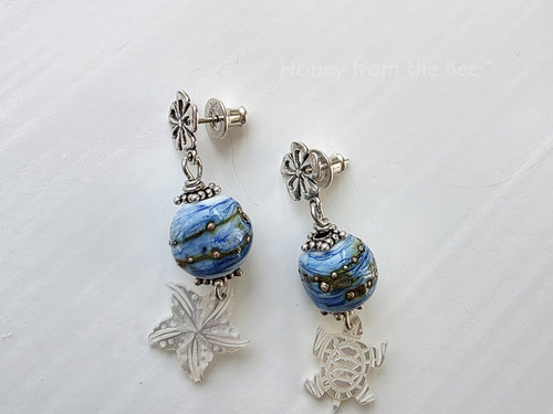 Beach earrings in blue and white