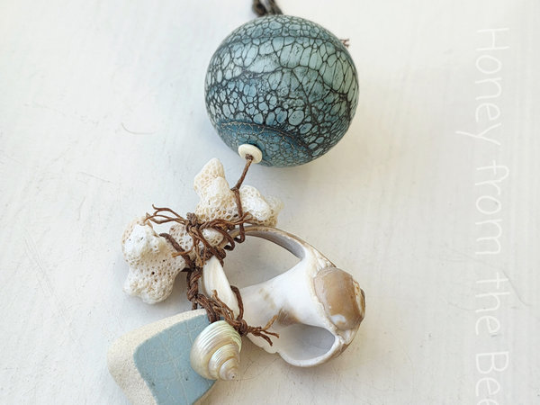 Beach pendant in aqua and white